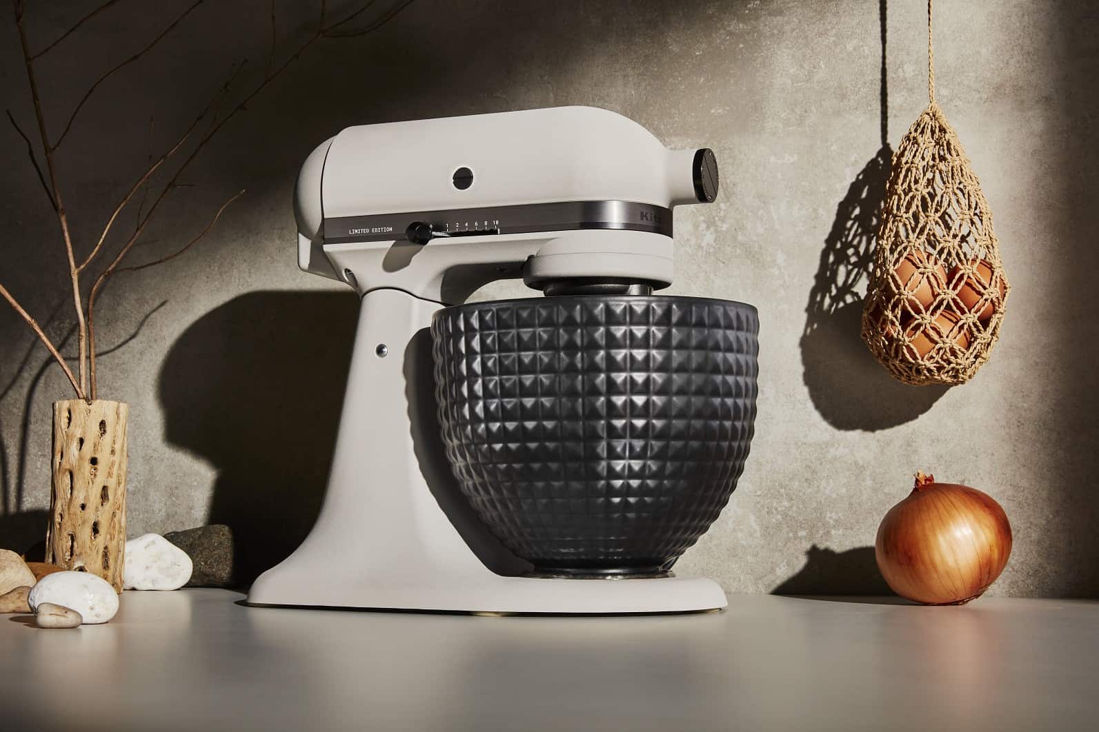 Batedeira Artisan Light & Shadow é a nova edição limitada 2021 da Kitchenaid