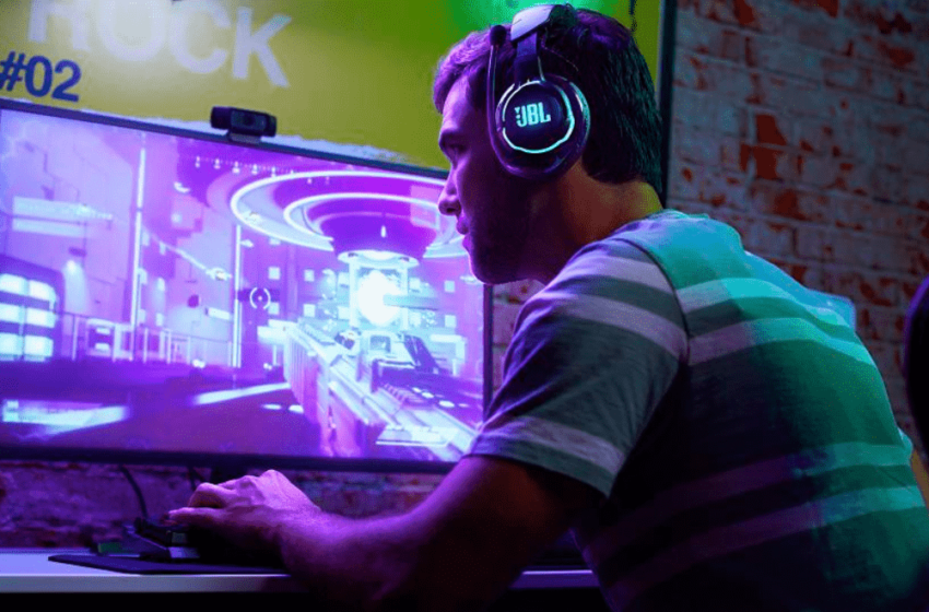 Ampliando sua linha gamer, a JBL lança no Brasil o Quantum 810
