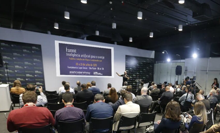 Palestras do primeiro iSummit de IA para o Varejo realizado na 14ª Eletrolar Show