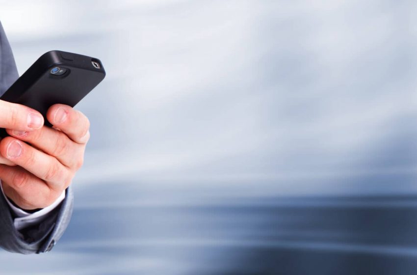 41,2% dos brasileiros das classes C e D trocaram de celular no último ano