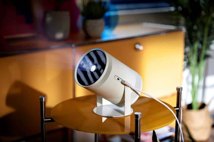 Samsung lança The Freestyle, um dispositivo portátil que reproduz uma tela de até 100 polegadas em qualquer lugar