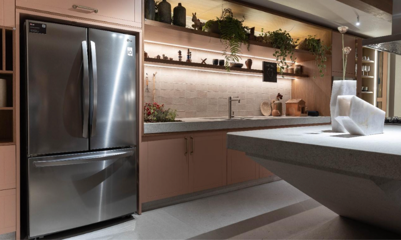 LG apresenta novos modelos de refrigeradores em evento com Isa Akkari na CASACOR 2023
