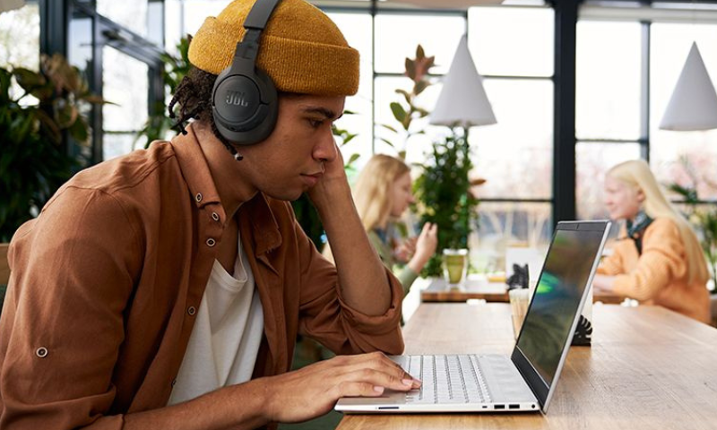 Novo headphone JBL Tune 770NC é apresentado no Brasil