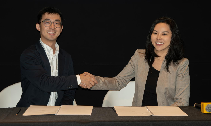O Country Manager da realme Brazil, Joey Shao, e Eliane Mayumi Yamauchi, Head of Consumer Electronics no Mercado Livre